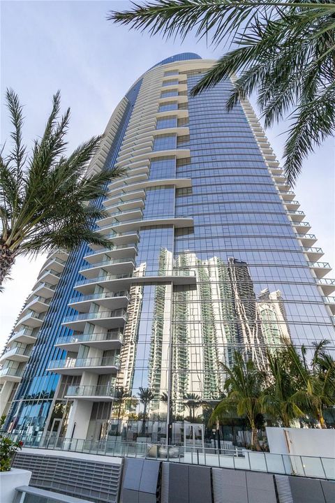 For Sale: $568,000 (1 beds, 1 baths, 929 Square Feet)