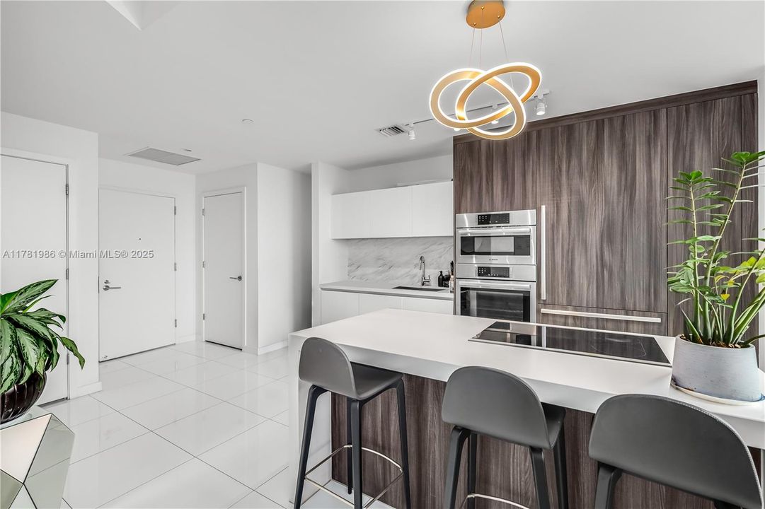 For Sale: $568,000 (1 beds, 1 baths, 929 Square Feet)