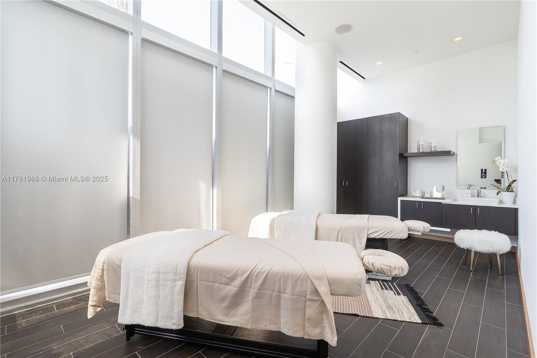 For Sale: $568,000 (1 beds, 1 baths, 929 Square Feet)