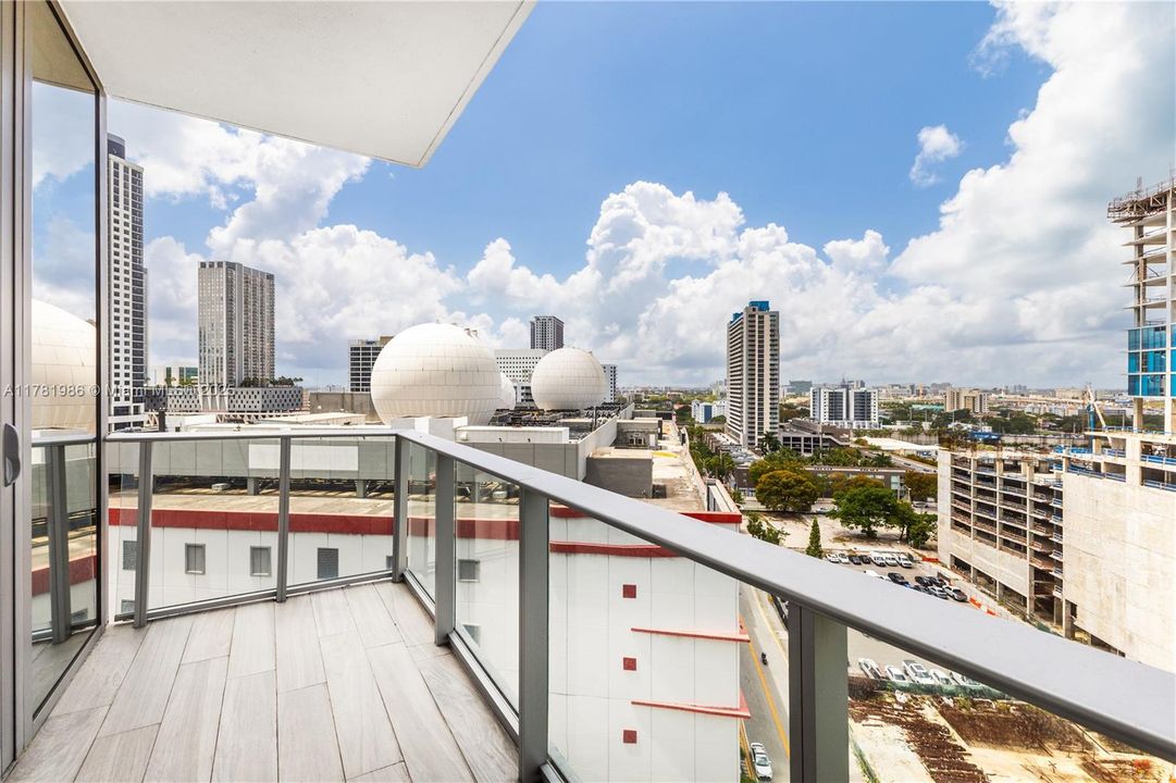 For Sale: $568,000 (1 beds, 1 baths, 929 Square Feet)