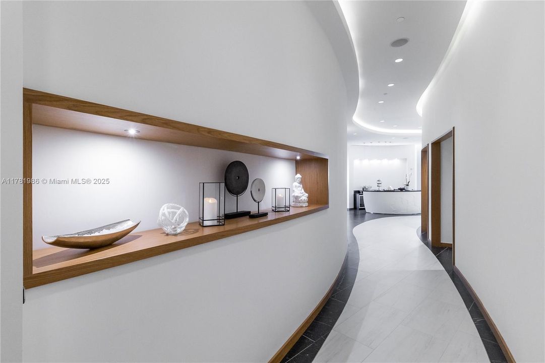 For Sale: $568,000 (1 beds, 1 baths, 929 Square Feet)