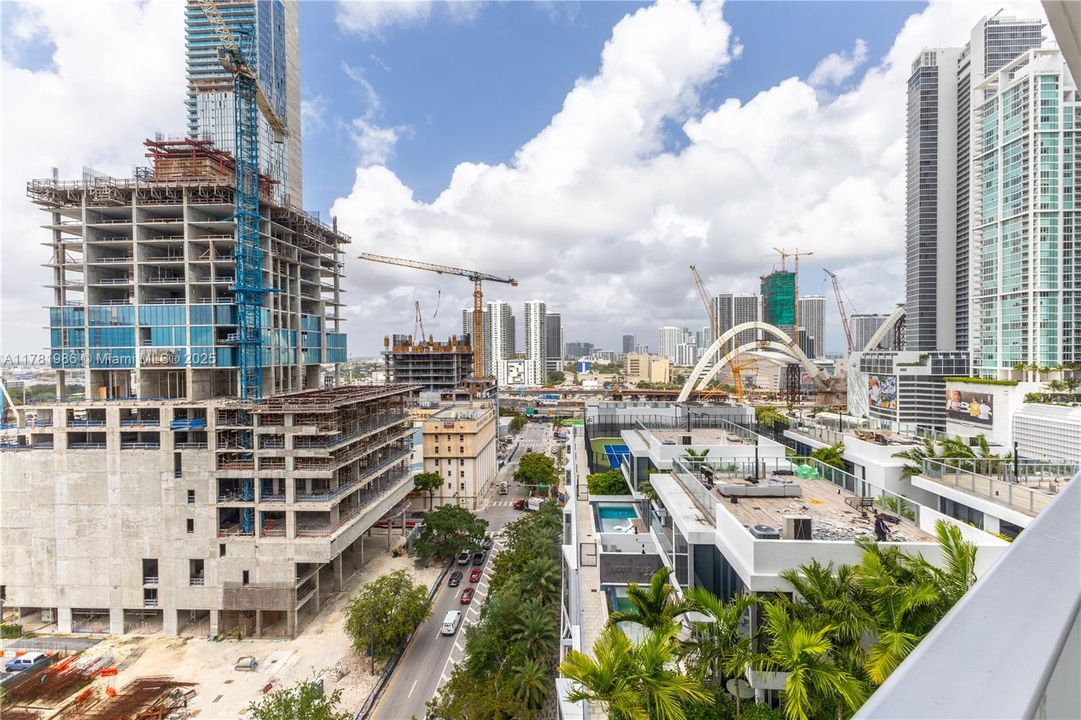 For Sale: $568,000 (1 beds, 1 baths, 929 Square Feet)