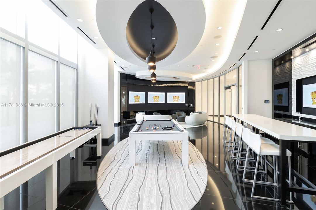 For Sale: $568,000 (1 beds, 1 baths, 929 Square Feet)