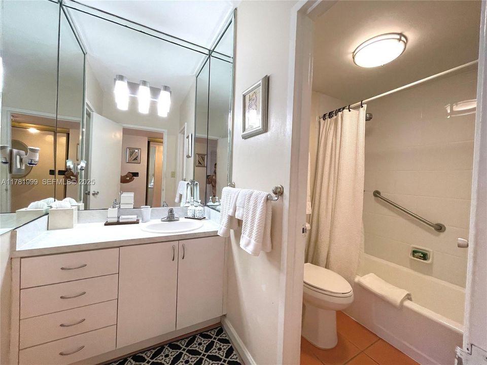 Bathtub and shower, 836, has beach chairs, umbrella beach