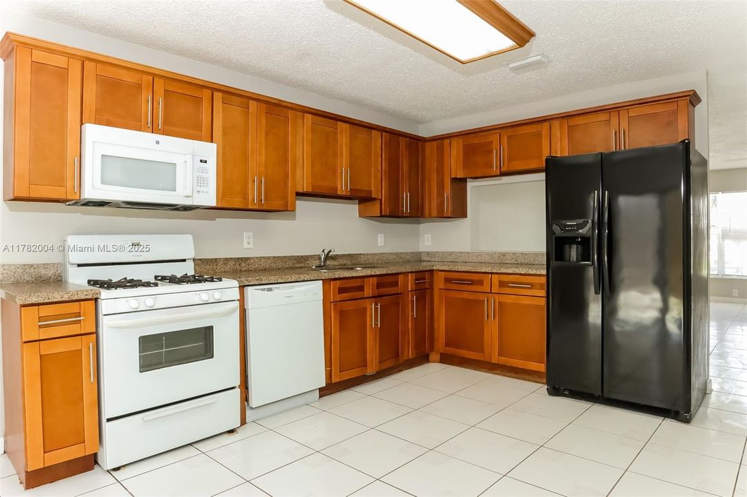 Recently Rented: $2,605 (3 beds, 2 baths, 1670 Square Feet)