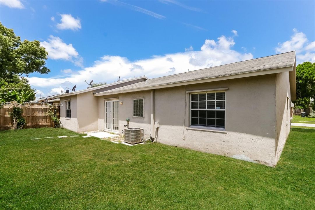 Recently Rented: $2,605 (3 beds, 2 baths, 1670 Square Feet)