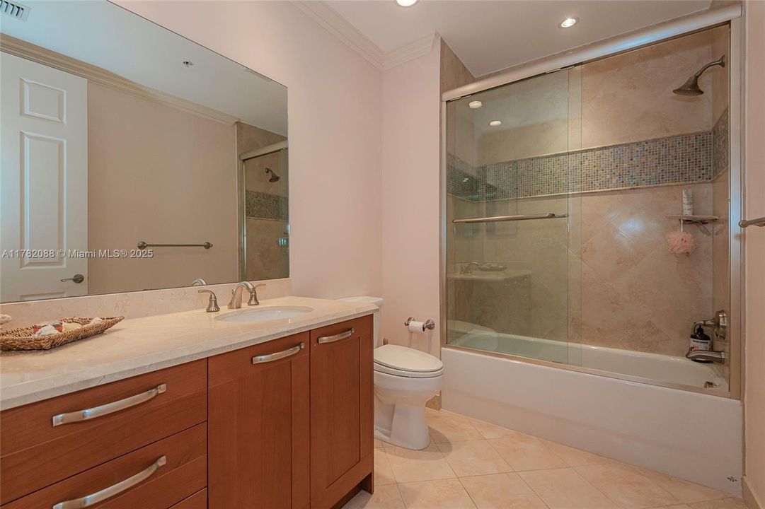 Guest bedroom bath / tub shower