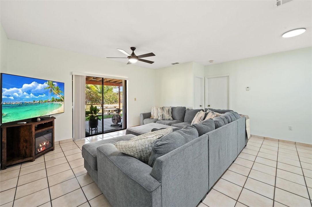 Recently Sold: $649,999 (3 beds, 2 baths, 1852 Square Feet)