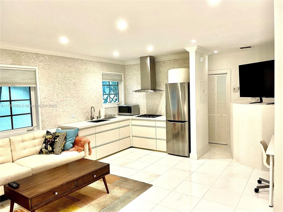 Recently Rented: $1,800 (0 beds, 1 baths, 364 Square Feet)