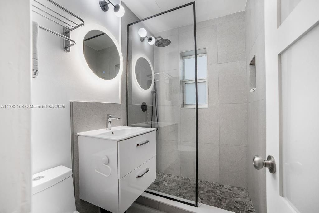 На продажу: $330,000 (2 спален, 1 ванн, 790 Квадратных фут)