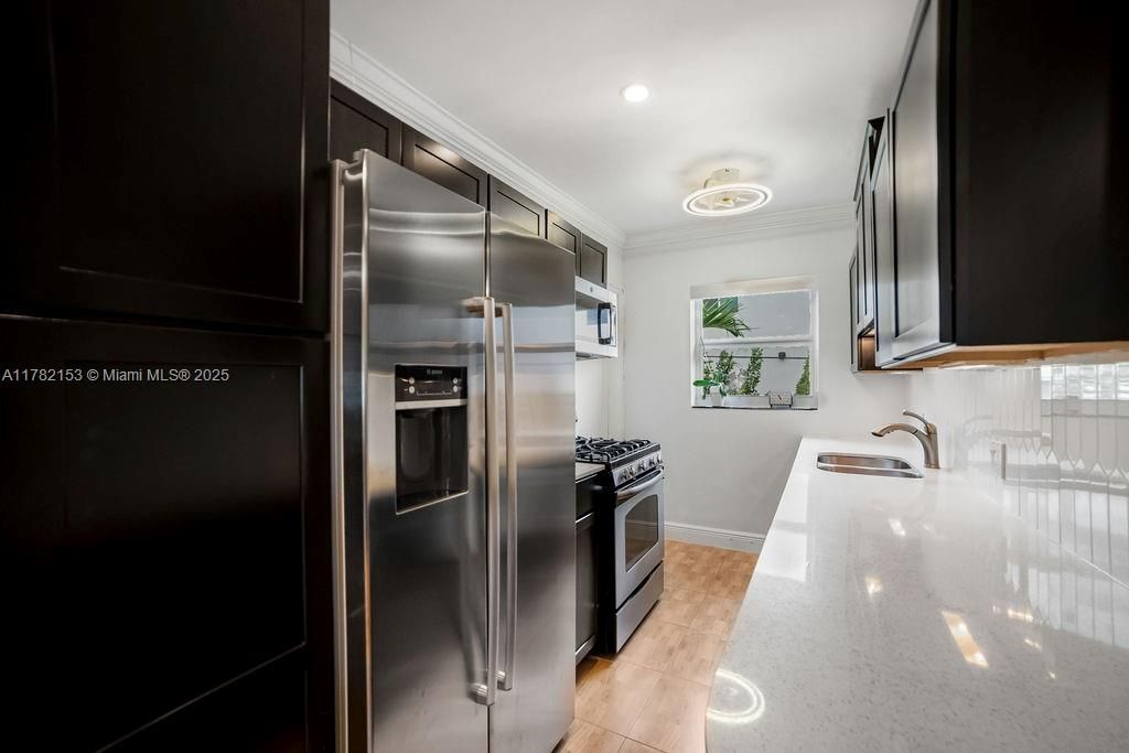 На продажу: $330,000 (2 спален, 1 ванн, 790 Квадратных фут)