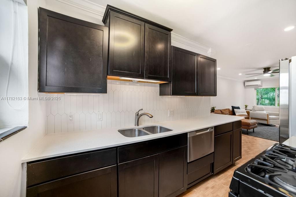 На продажу: $330,000 (2 спален, 1 ванн, 790 Квадратных фут)