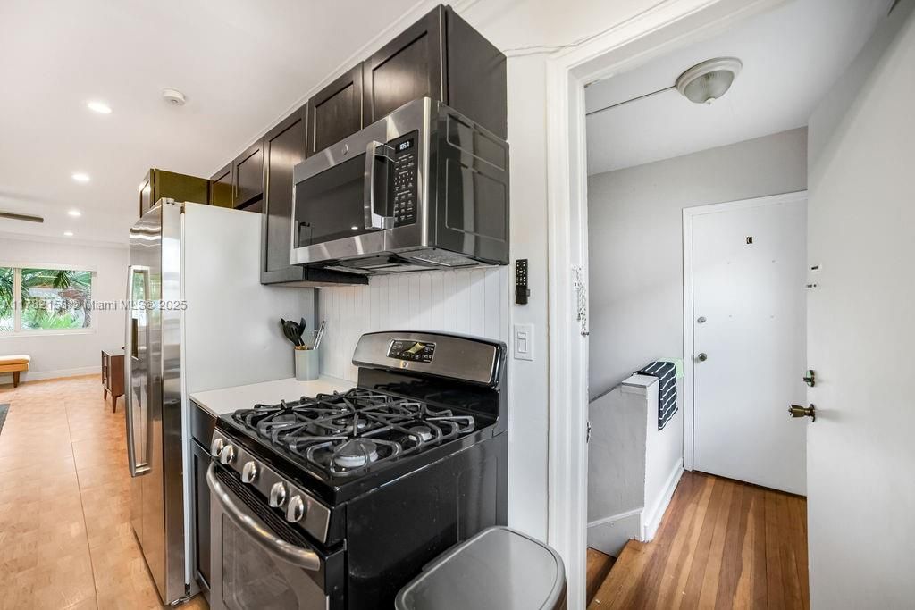 На продажу: $330,000 (2 спален, 1 ванн, 790 Квадратных фут)