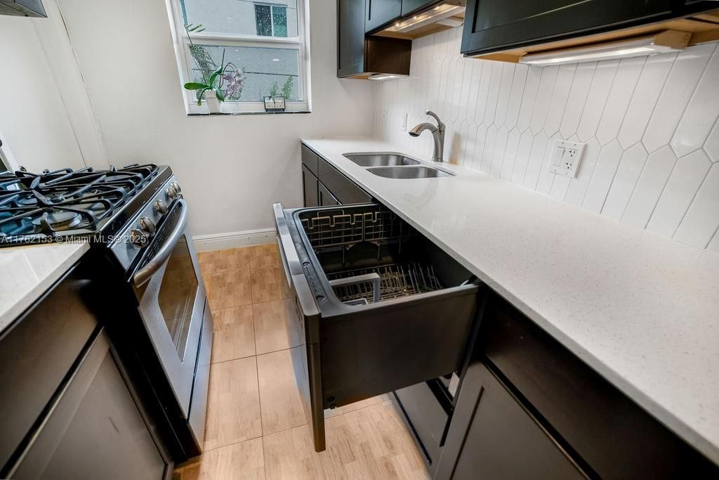 На продажу: $330,000 (2 спален, 1 ванн, 790 Квадратных фут)