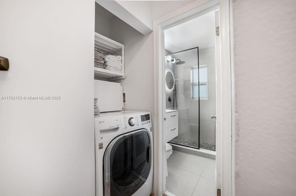 На продажу: $330,000 (2 спален, 1 ванн, 790 Квадратных фут)