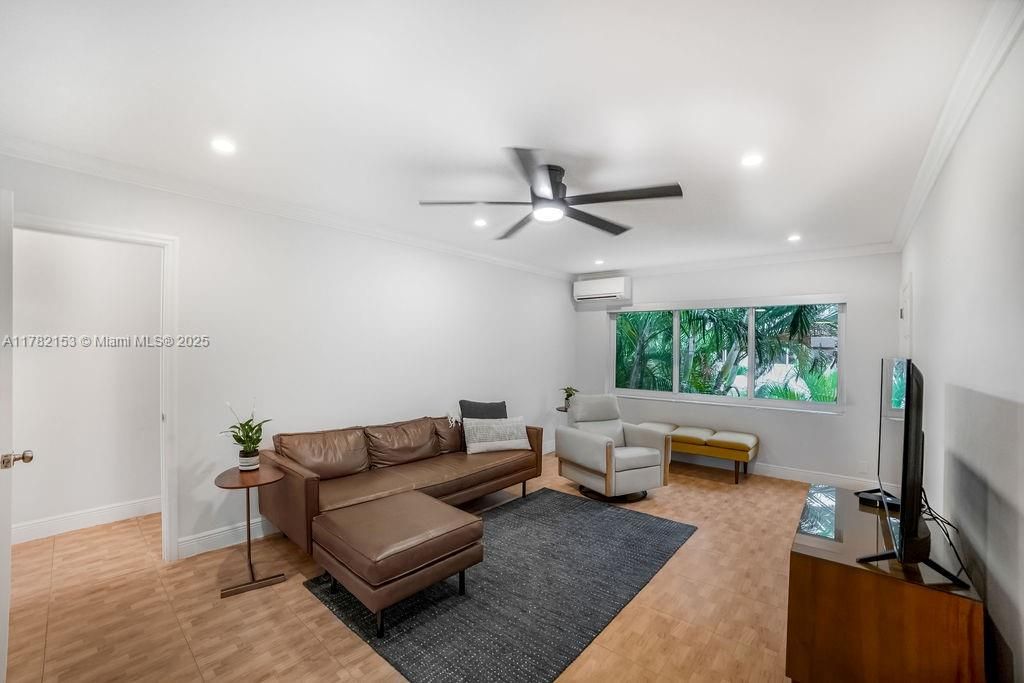 На продажу: $330,000 (2 спален, 1 ванн, 790 Квадратных фут)