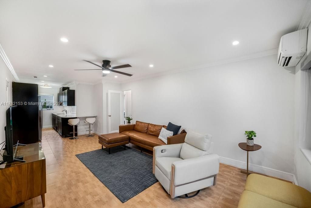 На продажу: $330,000 (2 спален, 1 ванн, 790 Квадратных фут)