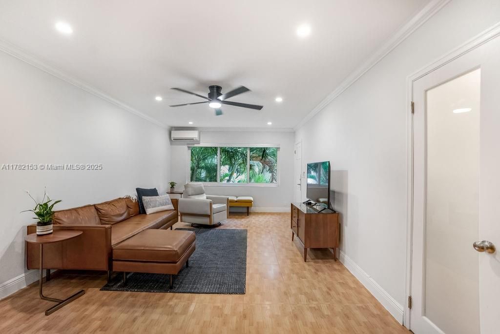 На продажу: $330,000 (2 спален, 1 ванн, 790 Квадратных фут)