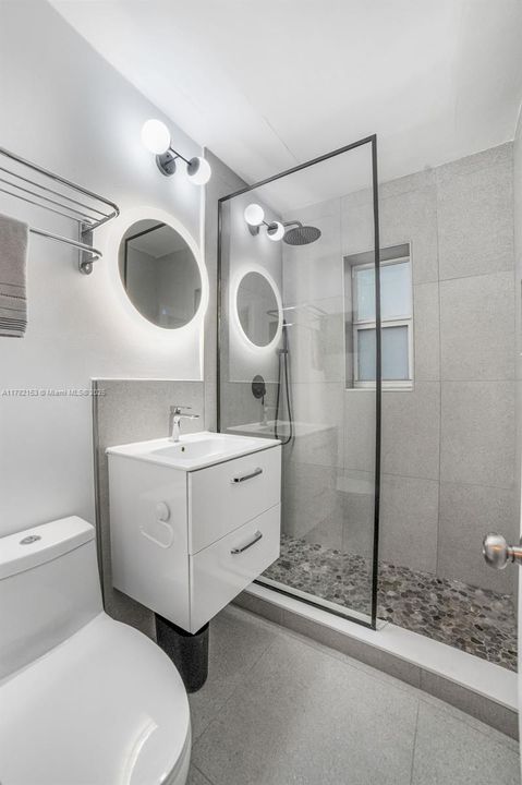 На продажу: $330,000 (2 спален, 1 ванн, 790 Квадратных фут)