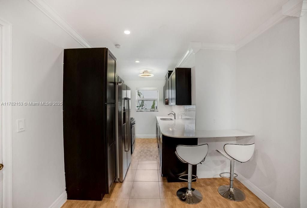 На продажу: $330,000 (2 спален, 1 ванн, 790 Квадратных фут)