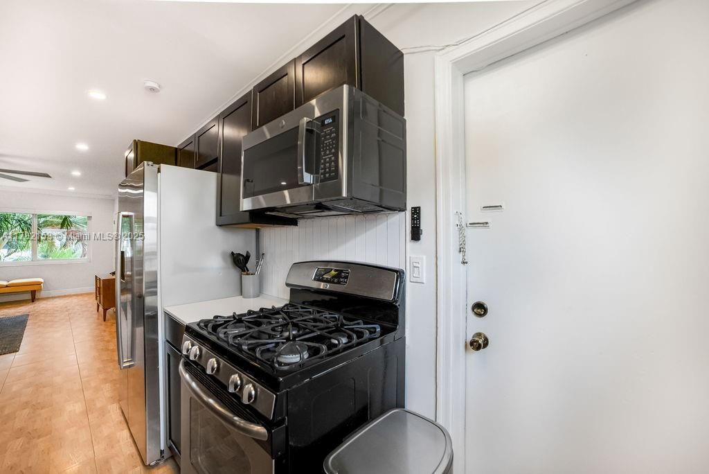 На продажу: $330,000 (2 спален, 1 ванн, 790 Квадратных фут)