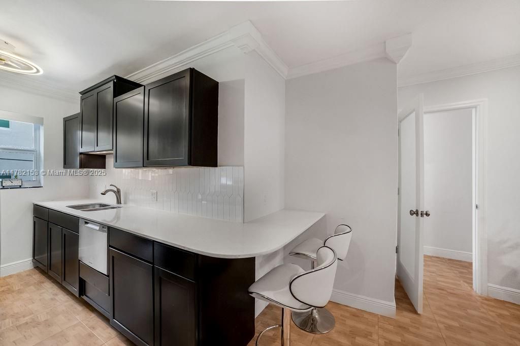 На продажу: $330,000 (2 спален, 1 ванн, 790 Квадратных фут)