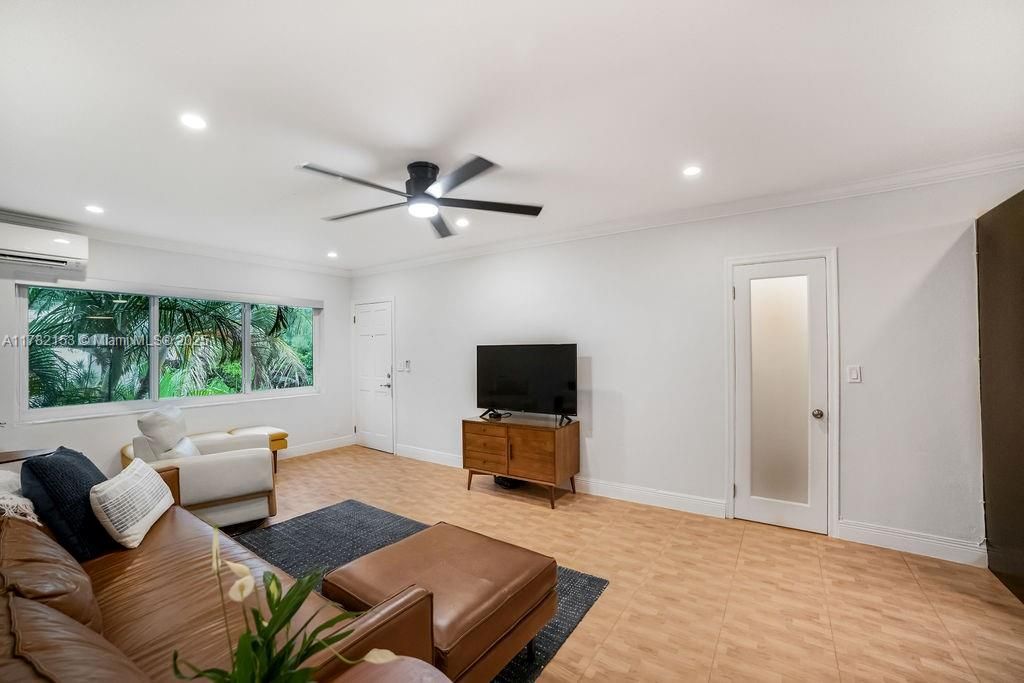 На продажу: $330,000 (2 спален, 1 ванн, 790 Квадратных фут)