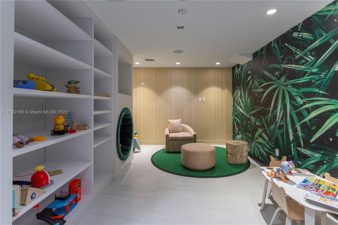 For Sale: $1,550,000 (2 beds, 2 baths, 1382 Square Feet)