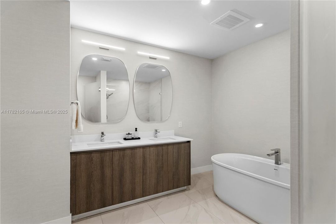 For Sale: $1,550,000 (2 beds, 2 baths, 1382 Square Feet)