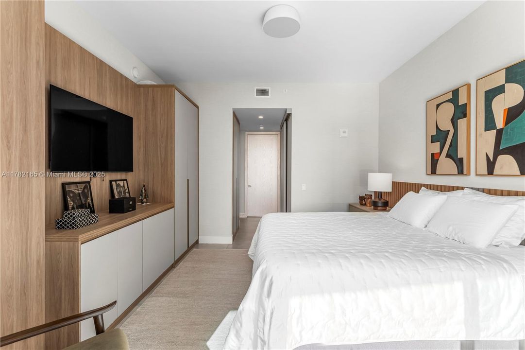 For Sale: $1,550,000 (2 beds, 2 baths, 1382 Square Feet)