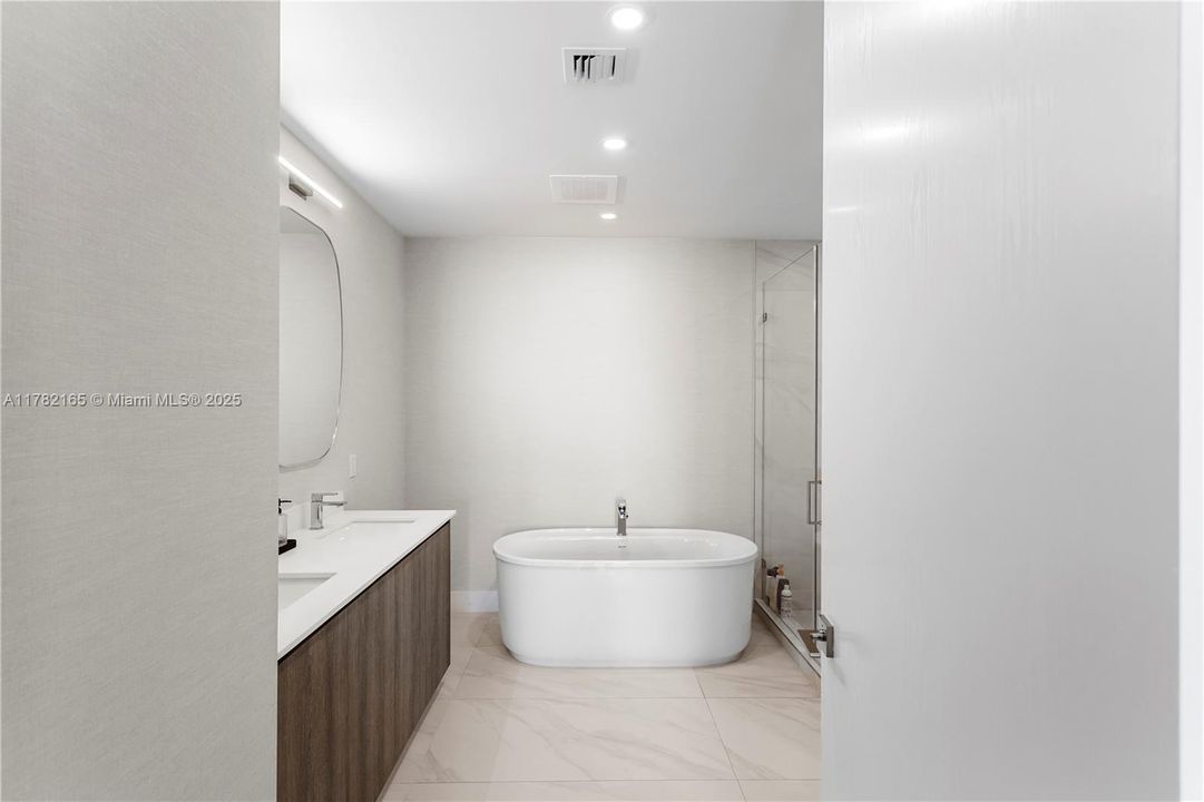 For Sale: $1,550,000 (2 beds, 2 baths, 1382 Square Feet)