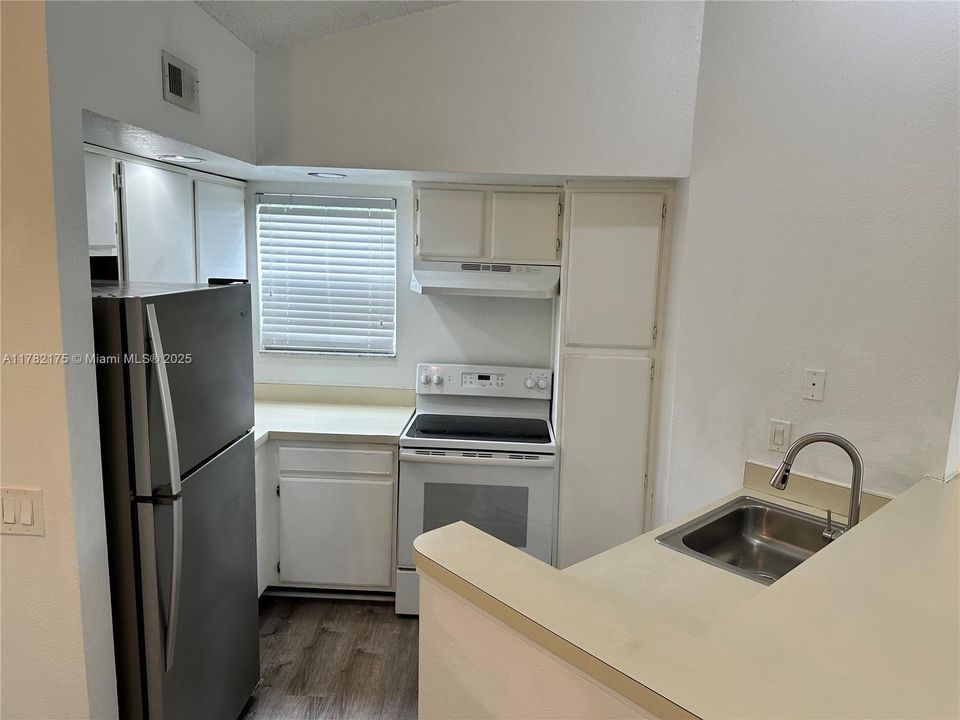 Recientemente alquilado: $1,800 (2 camas, 1 baños, 909 Pies cuadrados)