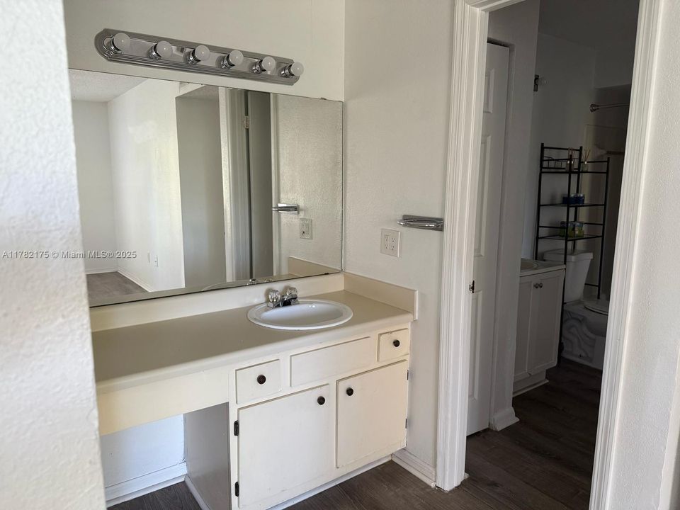 Recientemente alquilado: $1,800 (2 camas, 1 baños, 909 Pies cuadrados)