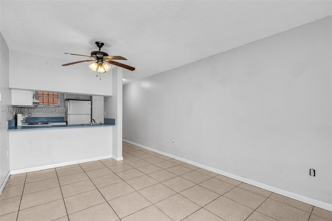 Vendido Recientemente: $244,000 (2 camas, 2 baños, 907 Pies cuadrados)