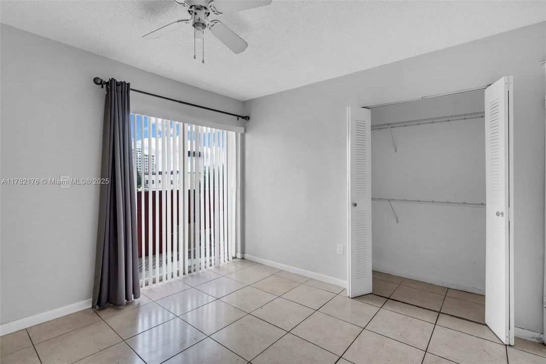 Vendido Recientemente: $244,000 (2 camas, 2 baños, 907 Pies cuadrados)