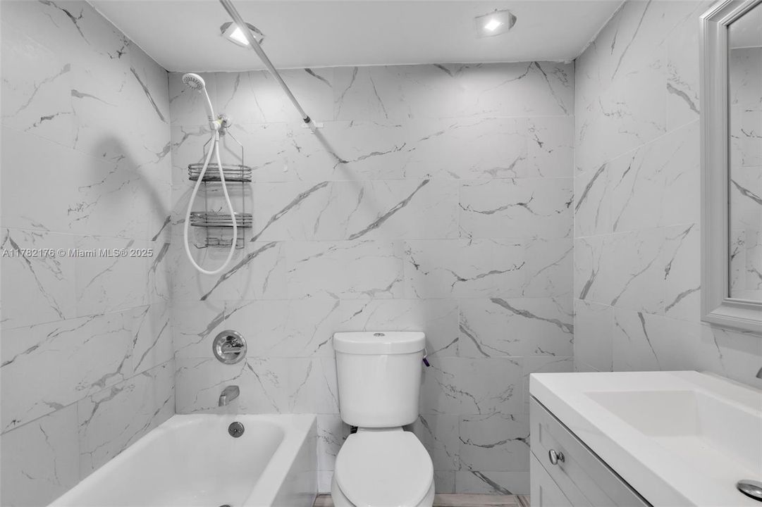 Vendido Recientemente: $244,000 (2 camas, 2 baños, 907 Pies cuadrados)