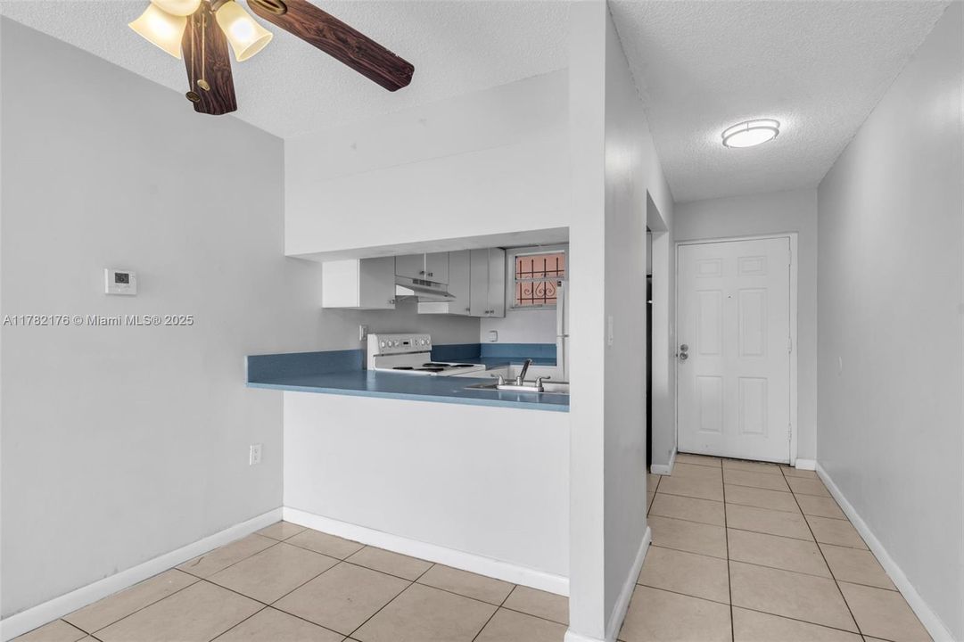 Vendido Recientemente: $244,000 (2 camas, 2 baños, 907 Pies cuadrados)