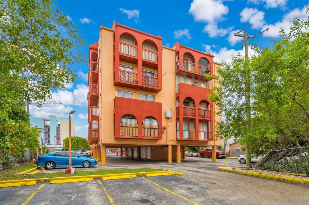 Vendido Recientemente: $244,000 (2 camas, 2 baños, 907 Pies cuadrados)