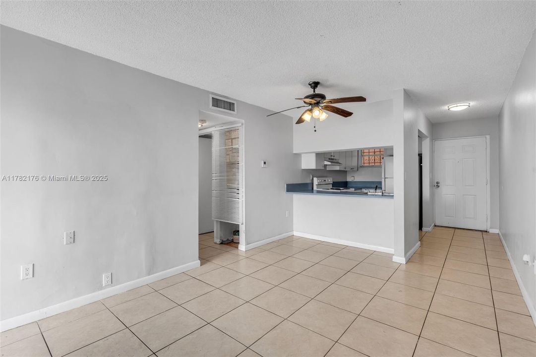 Vendido Recientemente: $244,000 (2 camas, 2 baños, 907 Pies cuadrados)