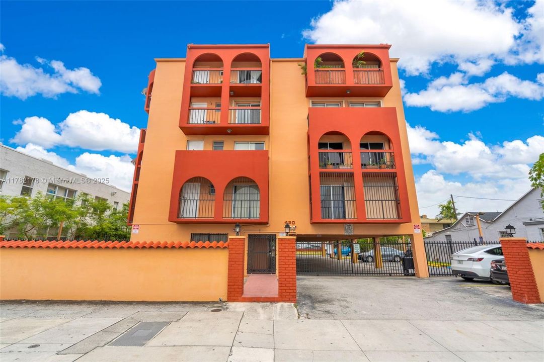 Vendido Recientemente: $244,000 (2 camas, 2 baños, 907 Pies cuadrados)