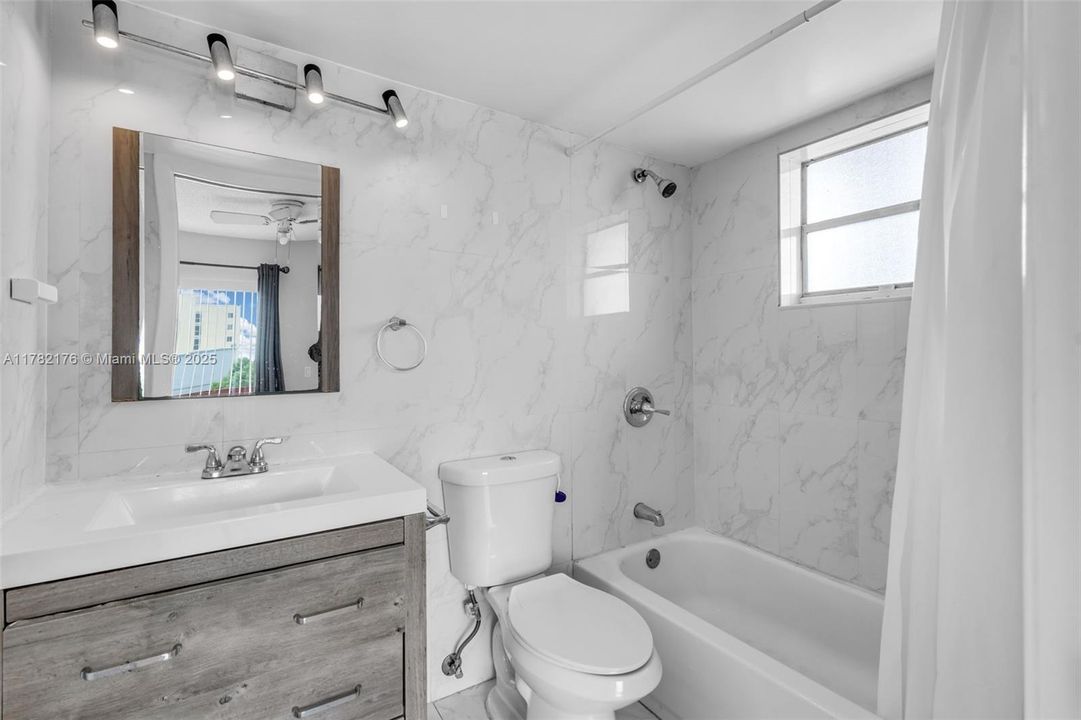 Vendido Recientemente: $244,000 (2 camas, 2 baños, 907 Pies cuadrados)