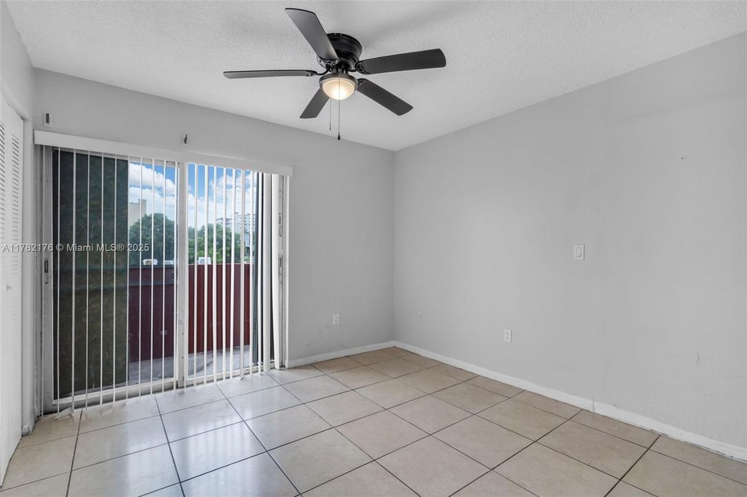 Vendido Recientemente: $244,000 (2 camas, 2 baños, 907 Pies cuadrados)