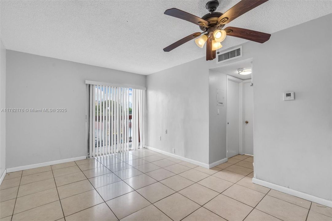 Vendido Recientemente: $244,000 (2 camas, 2 baños, 907 Pies cuadrados)