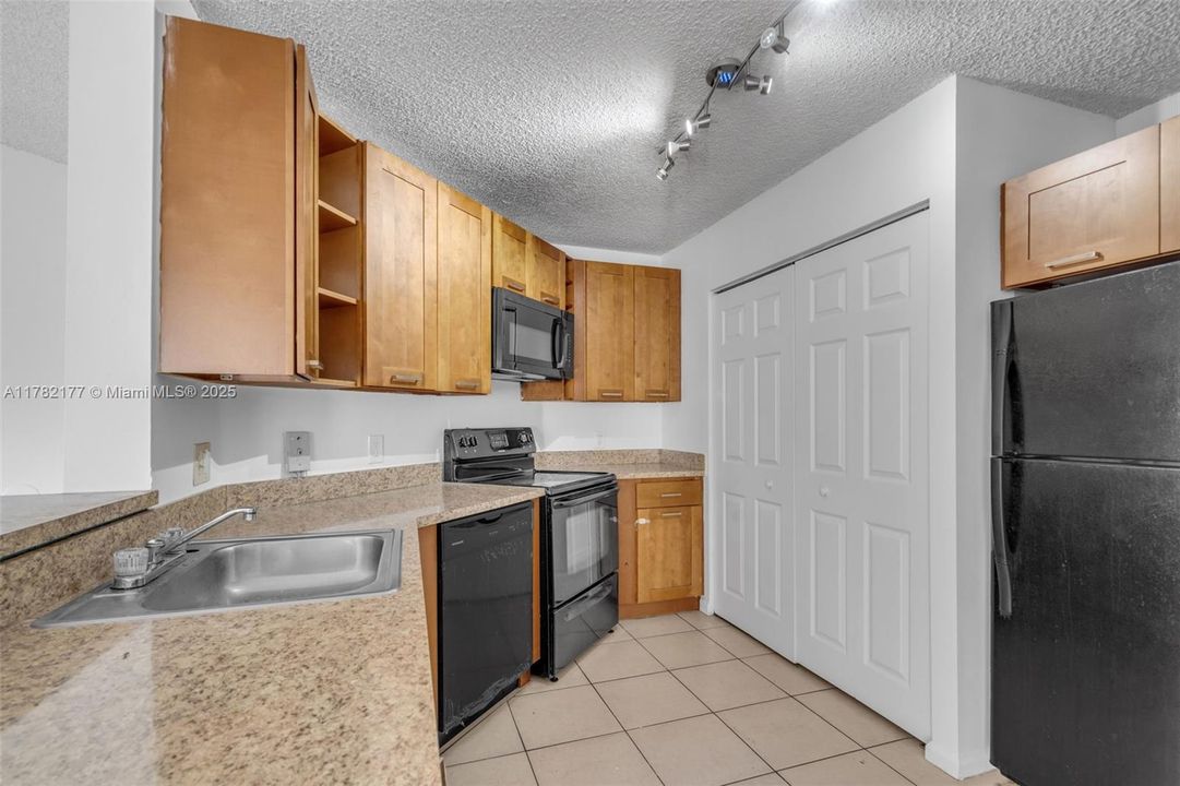 Recently Sold: $275,000 (2 beds, 2 baths, 950 Square Feet)