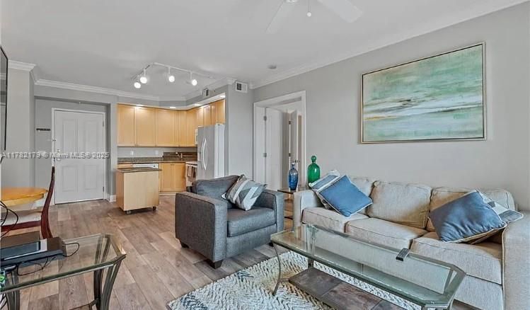 For Sale: $275,000 (2 beds, 2 baths, 1003 Square Feet)