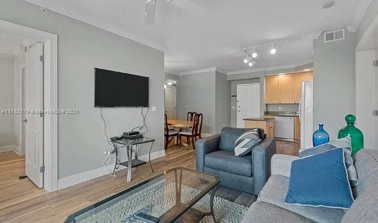 For Sale: $275,000 (2 beds, 2 baths, 1003 Square Feet)