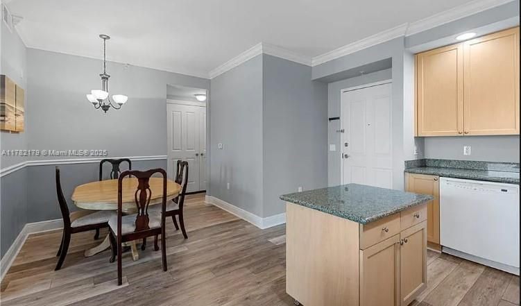 For Sale: $275,000 (2 beds, 2 baths, 1003 Square Feet)