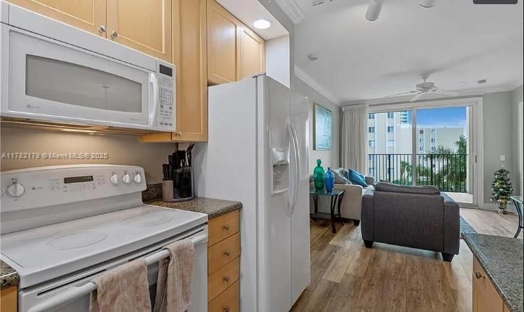 For Sale: $275,000 (2 beds, 2 baths, 1003 Square Feet)