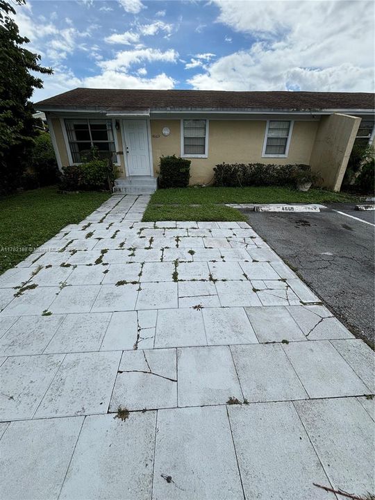 最近售出: $260,000 (2 贝兹, 2 浴室, 875 平方英尺)