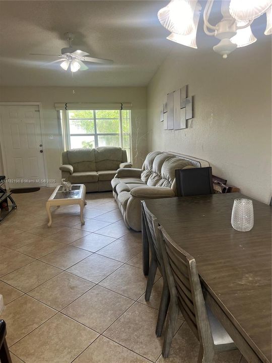 最近售出: $260,000 (2 贝兹, 2 浴室, 875 平方英尺)